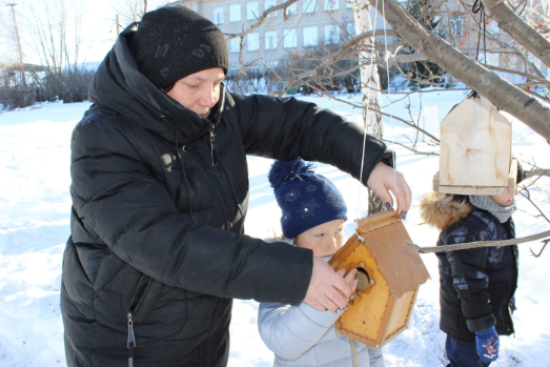 Сегодня первоклассники и их родители объединились ради доброго дела — сделали кормушки для птиц!