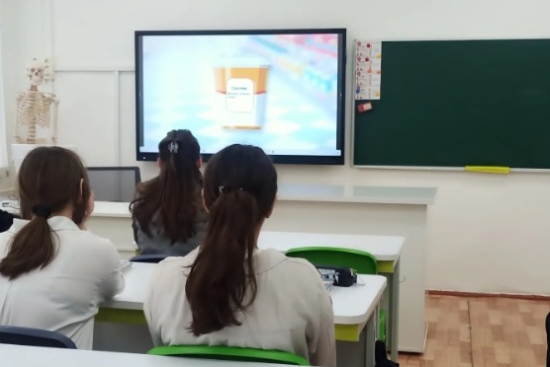 Сегодня учащиеся посмотрели видеоролик «5 минут на этикетку — здоровье на всю жизнь».